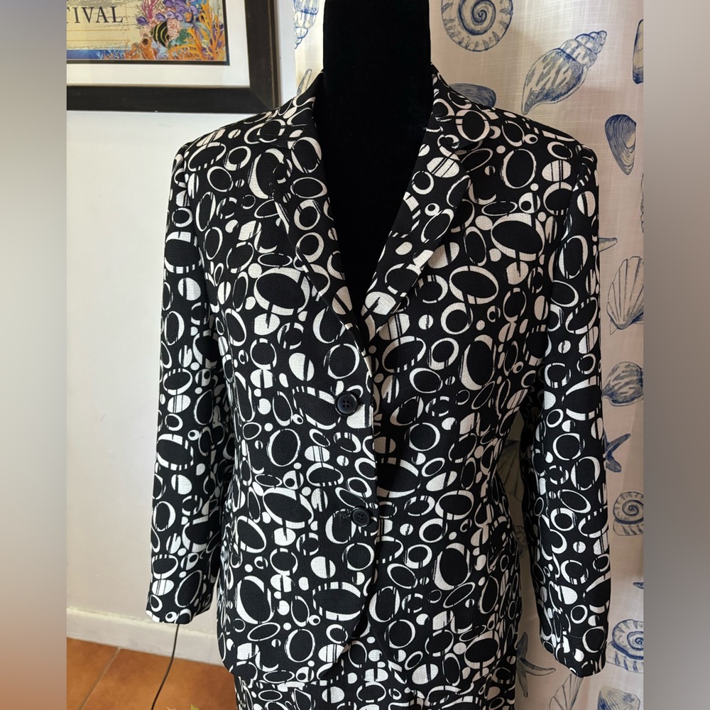 Womens blazer with long skirt which u can make short. Black/white Excellent
